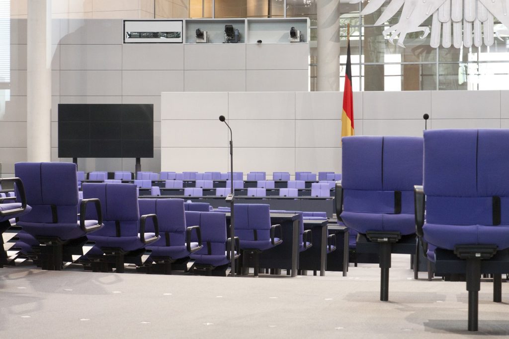 Das Bild zeigt den leeren deutschen Bundestag