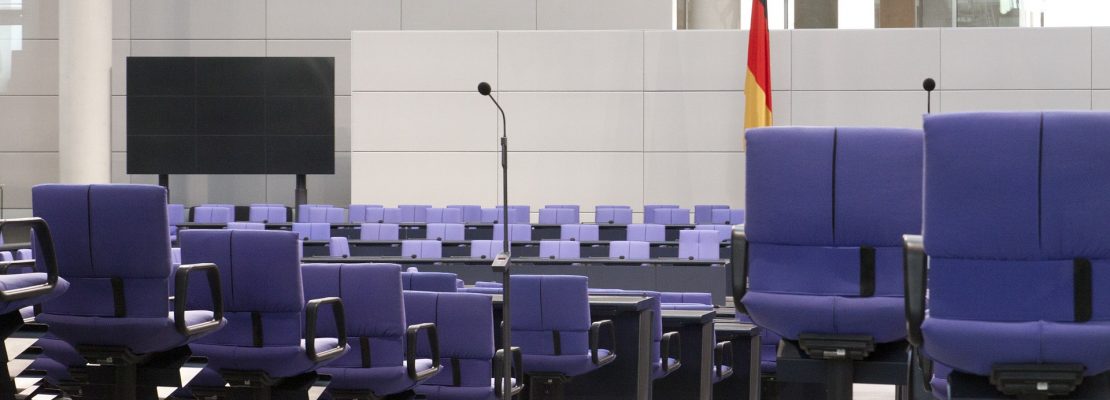 Das Bild zeigt den leeren deutschen Bundestag