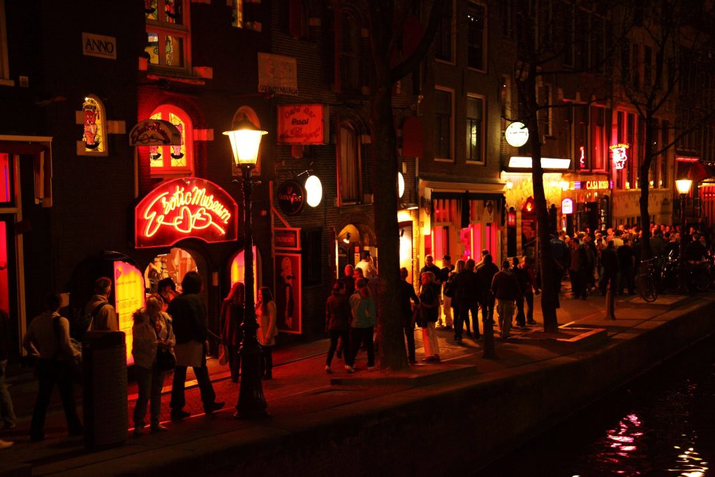 Das Bild zeigt eine Straße im Amsterdamer Rochtlichtbezirk.