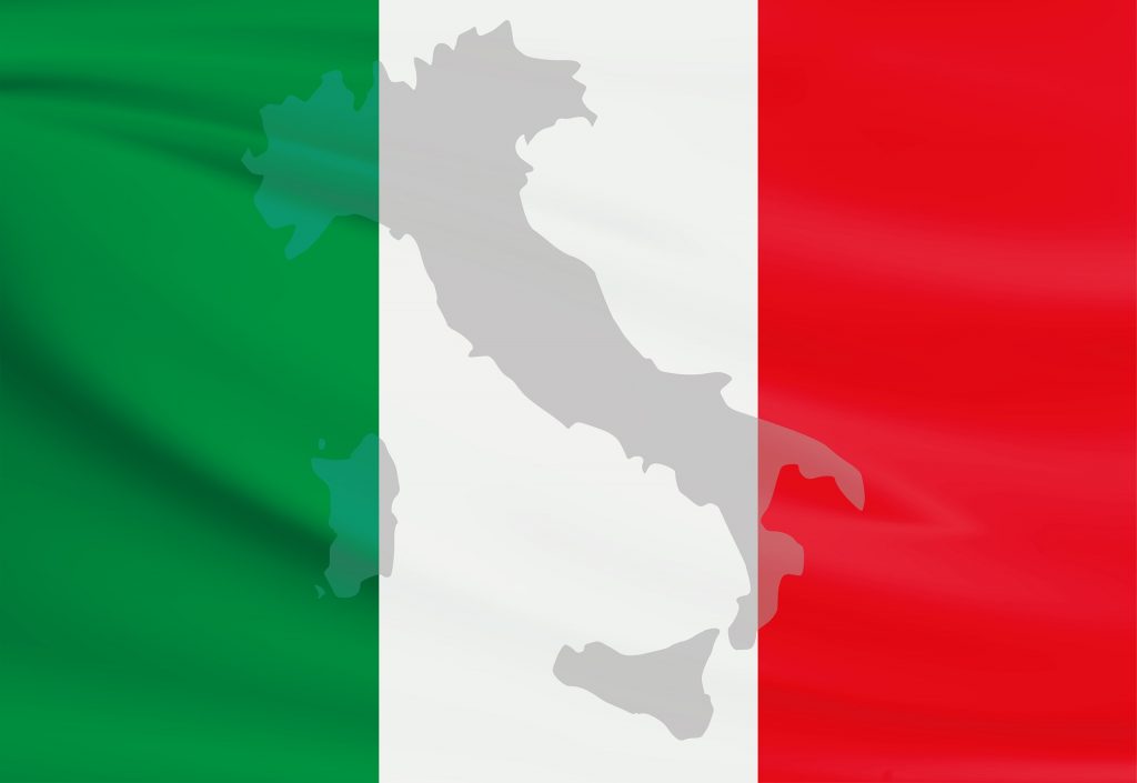 Das Bild zeigt die italienische Flagge und den Umriss Italiens.