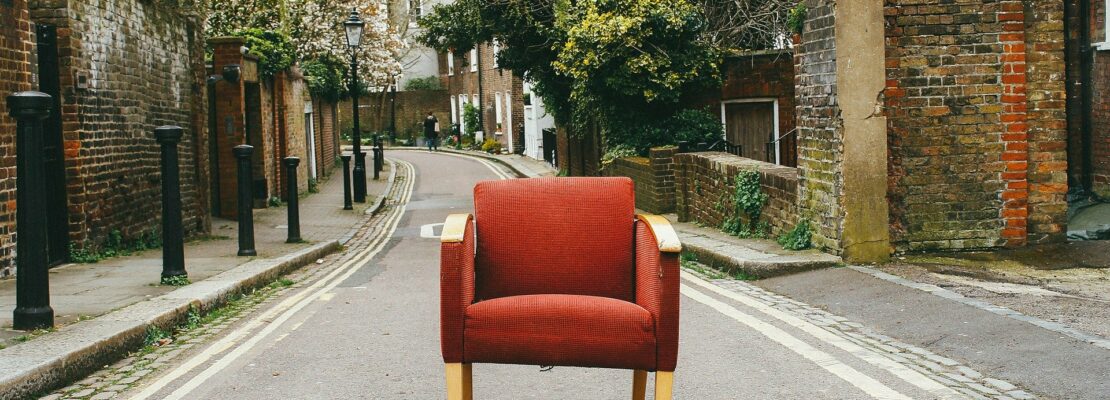Ein Stuhl steht auf einer Straße.